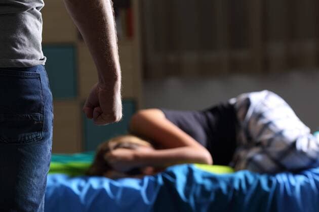  Mistreatment victim and abuser fist in foreground ,model released, Symbolfoto  Copyright: xAntonioGuillemx Panthermedia26548382