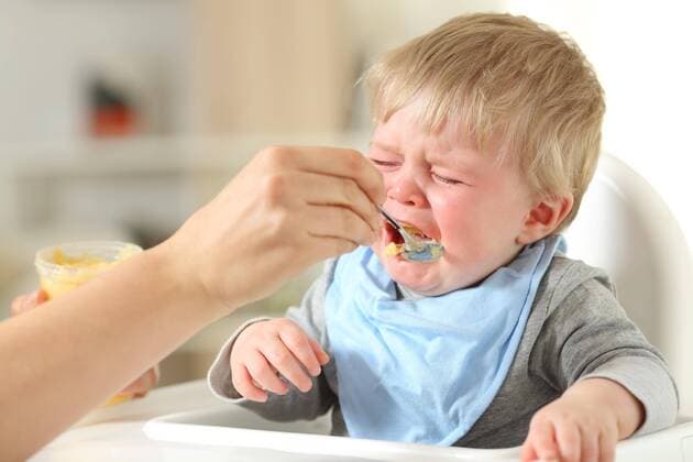  Mother feeding his son who is crying ,model released, Symbolfoto  Copyright: xAntonioGuillemx Panthermedia26549829