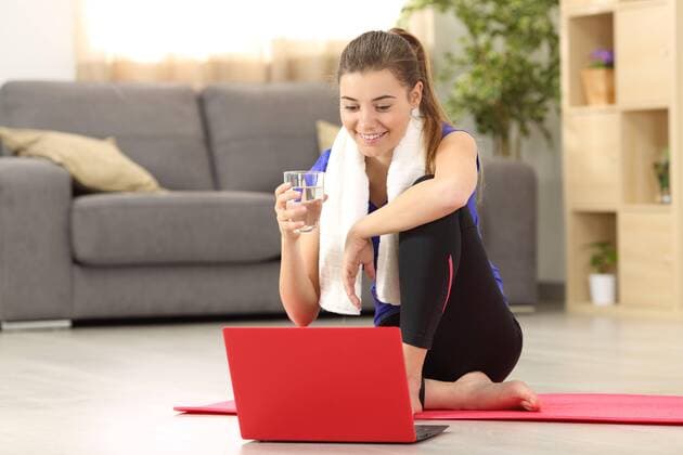  Fitness woman watching on line tutorials ,model released, Symbolfoto  Copyright: xAntonioGuillemx Panthermedia26575241