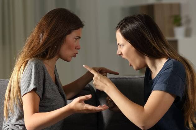  Friends arguing and shouting at home ,model released, Symbolfoto  Copyright: xAntonioGuillemx Panthermedia26583711