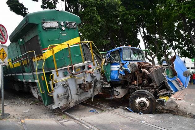 News Bilder des Tages Mexiko, Schwerer Unfall mit Zug und LKW August 22, 2019: EUM20190822SOC09.JPG .CIUDAD DE MEXICO. AccidentAccidente-Tren.- 22 de agosto de 2019. El operador de un vehiculo carguero resulto lesionado luego que un tren lo impactara cuando intento ganarle el paso sobre Eje 5 Norte, alcaldia Azcapotzalco. Segun reportes preliminares, la locomotora arrastraba vagones con arena mientras que el camion de carga trasladaba material metalico. Foto: Agencia EL UNIVERSALHugo GarciaEELG  - ZUMAu78_ 20190822_zaf_u78_067 Copyright: xElxUniversalx