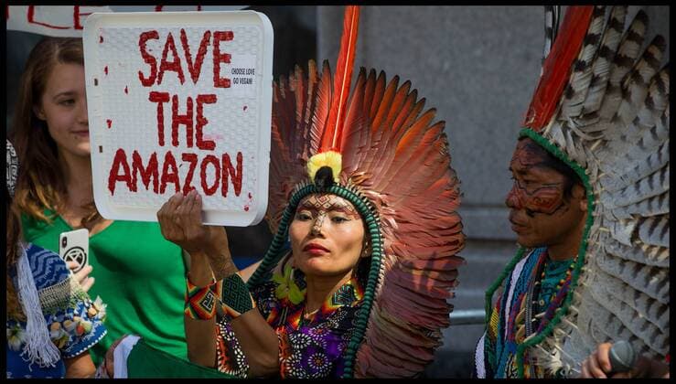 News Themen der Woche KW34 News Bilder des Tages . 23 08 2019. London, United Kingdom. Environmentalists protest Brazilian Embassy. Demonstrators gather at the Brazilian embassy in London over BrazilÕs inaction to tackle the wild fires sweeping through the Amazon rainforest.  xMartynxWheatleyx xi-Imagesx IIM-20042-0028