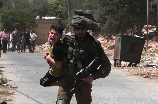 News Themen der Woche KW34 News Bilder des Tages (190823) -- NABLUS, Aug. 23, 2019 (Xinhua) -- An Israeli soldier detains a Palestinian child during clashes, after a protest against the expanding of Jewish settlements in Kufr Qadoom village near the West Bank city of Nablus, Aug. 23, 2019. (Photo by Nidal Eshtayeh Xinhua) MIDEAST-NABLUS-CLASHES 