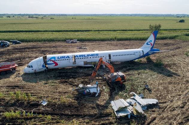 News Themen der Woche KW34 News Bilder des Tages MOSCOW REGION, RUSSIA - AUGUST 23, 2019: An aerial view of the Ural Airlines Airbus A321 jet airliner after the crash landing in a corn field near Zhukovsky International Airport on August 15, its fore-body being dismantled; the left wing and the left engine have already been dismantled. Dmitry Serebryakov TASS  TS0B78E2
