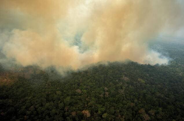 News Themen der Woche KW34 News Bilder des Tages Aerial view of the smoke that covers the Amazon forest during the fire in Porto Velho, Rondonia, Brazil, 23 August 2019. The smoke of the fire covered the area causing poor visibility and affecting air traffic. The smoke covers Amazon !ACHTUNG: NUR REDAKTIONELLE NUTZUNG!  Copyright: xJoédsonxAlvesx AME9500 20190823-637021908664011393