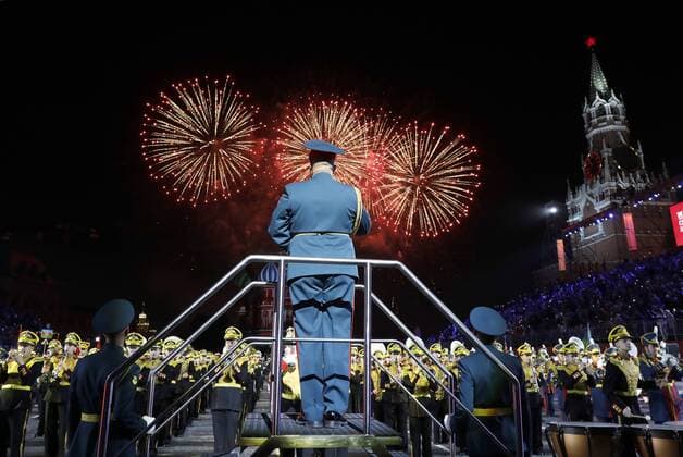 Russland, MilitÃ¤rmusik-Festival in Moskau MOSCOW, RUSSIA - AUGUST 23, 2019: Fireworks go off during the opening ceremony of the 12th Spasskaya Tower International Military Music Festival in Red Square. Artyom Geodakyan TASS  TS0B799C