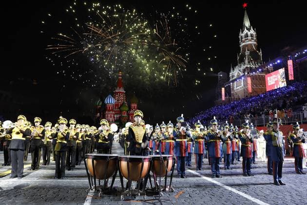 Russland, MilitÃ¤rmusik-Festival in Moskau MOSCOW, RUSSIA - AUGUST 23, 2019: Fireworks go off during the opening ceremony of the 12th Spasskaya Tower International Military Music Festival in Red Square. Artyom Geodakyan TASS  TS0B799E
