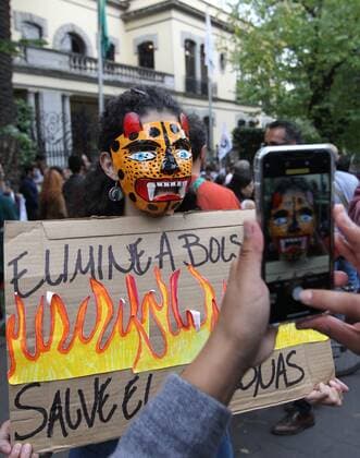 A group of people participate in a demonstration to call attention to the fires of the Amazon jungle and in rejection of the situation management by the Government of the president of Brazil, Jair Bolsonaro, in front of the Brazilian Embassy in Mexico City, Mexico, 23 August 2019. The fires, the most serious of recent years, round up the anti-environmentalist discourse of Bolsonaro, who since his election campaign made clear his lack of interest in issues related to the environment and conservation. The intensification of the fires caused by the severe drought, the high temperatures and the advance of deforestation in the Brazilian Amazon aroused a mass reaction from the international community, which criticizes Bolsonaro s speech and the Government s lack of reaction to face the natural disaster. Protest in Santiago for the fires that  Copyright: xMarioxGuzmanx AME9738 20190824-637022088743885523