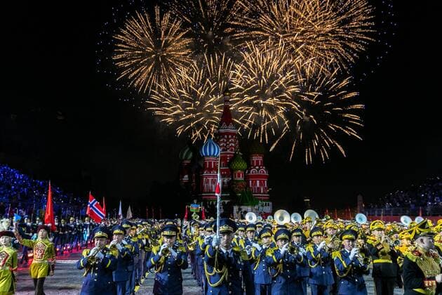 Russland, Militärmusik-Festival in Moskau (190824) -- MOSCOW, Aug. 24, 2019 -- Fireworks are seen during the opening day of Spasskaya Tower International Military Music Festival in Moscow, Russia, on Aug. 23, 2019. The annual military music festival opened on Friday on the Red Square in Moscow, and will run until September 1. ) RUSSIA-MOSCOW-MILITARY MUSIC FESTIVAL-OPENING BaixXueqi 