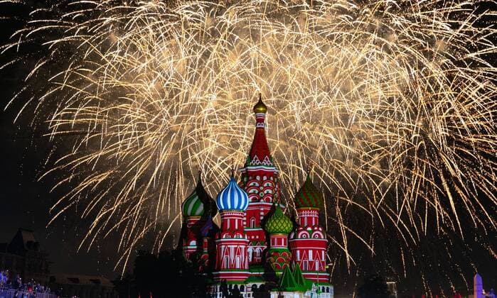 Russland, Militärmusik-Festival in Moskau (190824) -- MOSCOW, Aug. 24, 2019 -- Fireworks are seen during the opening day of Spasskaya Tower International Military Music Festival in Moscow, Russia, on Aug. 23, 2019. The annual military music festival opened on Friday on the Red Square in Moscow, and will run until September 1. ) RUSSIA-MOSCOW-MILITARY MUSIC FESTIVAL-OPENING BaixXueqi 