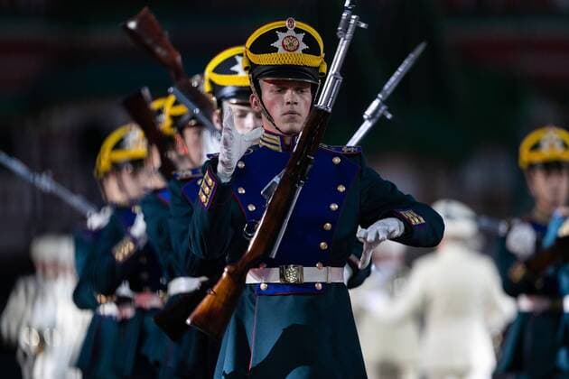 Russland, Militärmusik-Festival in Moskau (190824) -- MOSCOW, Aug. 24, 2019 -- Members of the Russian Honor Guard of the Presidential Regiment perform during the opening day of Spasskaya Tower International Military Music Festival in Moscow, Russia, on Aug. 23, 2019. The annual military music festival opened on Friday on the Red Square in Moscow, and will run until September 1. ) RUSSIA-MOSCOW-MILITARY MUSIC FESTIVAL-OPENING BaixXueqi 