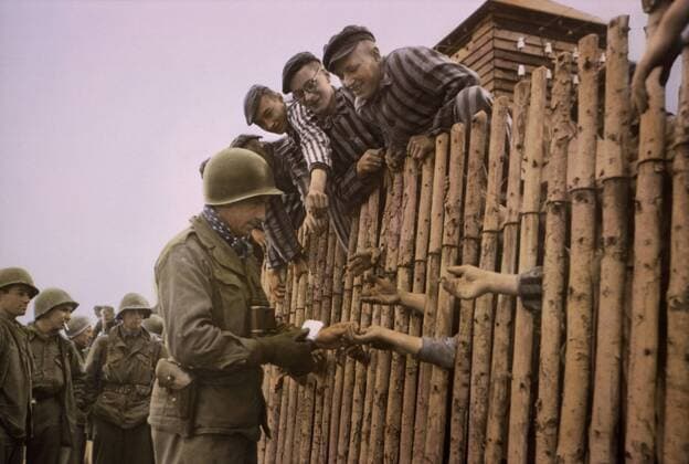 IMAGO History, Zweiter Weltkrieg: 1939 - 1945 Enlisted Man of Seventh US Army Giving Cigarettes to Liberated Prisoners, Dachau, Germany, Central Europe Campaign, Western Allied Invasion of Germany, April 29,1945  Copyright: xJTxVintagex jtv011171