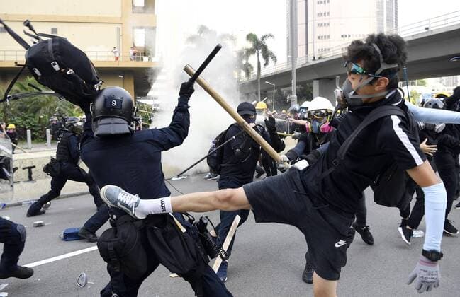 News Themen der Woche KW34 News Bilder des Tages Hong Kong protest Police and protesters clash in Hong Kong s Kowloon area on Aug. 24, 2019. 