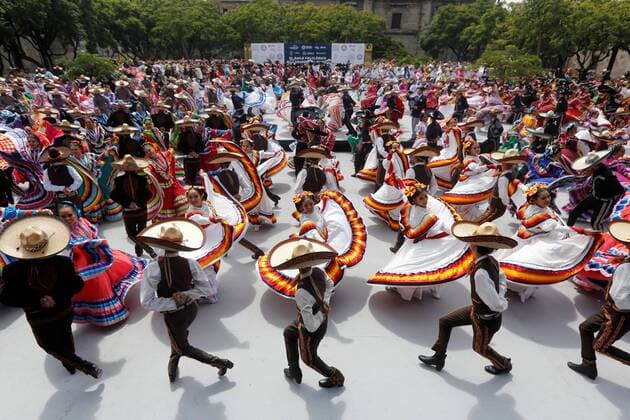 Some 882 dancers broke the Guinness Record of the world s biggest folk dance in Guadalajara, Mexico, 24 August 2019, as part of the Mariachi and Charreria International Meeting that runs until September 2. Dressed in colorful traditional costumes, dancers of all ages danced to the rhythm of the traditional Mexican song El jarabe tapatio , an icon of this city, played by a group of mariachis who attend this annual meeting. Mexico achieves the Guinness record of the world s greatest folk dance !ACHTUNG: NUR REDAKTIONELLE NUTZUNG!  Copyright: xFranciscoxGuascox AME9959 20190825-637023011278421325