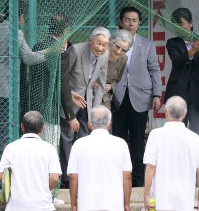 Entertainment Bilder des Tages Japan s former emperor and empress in Karuizawa summer resort Former Japanese Emperor Akihito and Empress Michiko watch a tennis game at a court in Karuizawa, a summer resort town in central Japan, on Aug. 25, 2019. The two first met there in 1957. (Pool photo) 