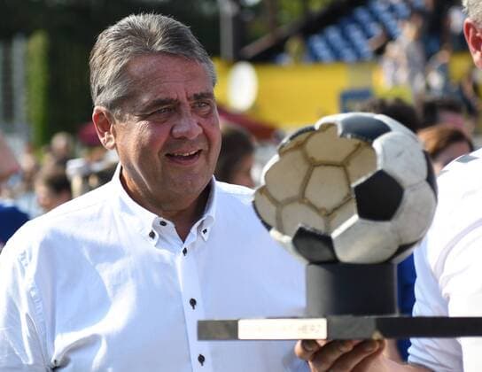 Kicking with Heart 2019 25 08 2019, Hamburg, Kicking with Heart 2019, in picture Sigmar Gabriel with Cup nordphotoxWitke nph00002