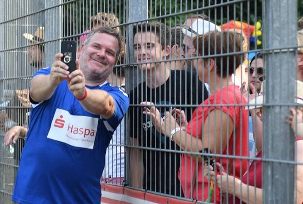 Kicking with Heart 2019 25 08 2019, Hamburg, Kicking with Heart 2019, in picture Elton on the lap of honour with the fans nordphotoxWitke nph00002