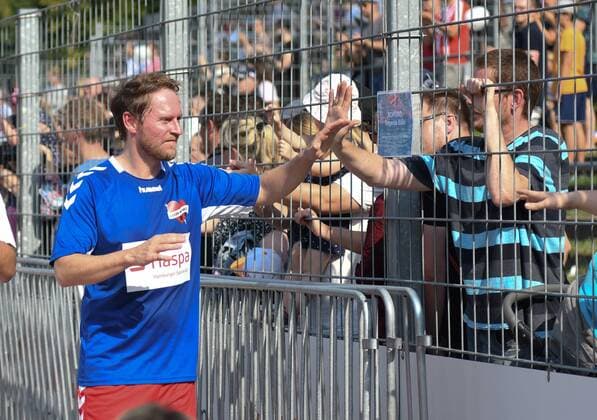 Kicking with a heart 2019 25 08 2019, Hamburg, Kicking with a heart 2019, in the picture Johannes Oerding on the lap of honour with the fans nordphotoxWitke nph00002