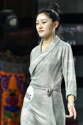 (190825) -- LHASA, Aug. 25, 2019 -- A Tibetan candidate is seen in an audition of the Chinese Tibetan Model Competition for Tibet area held in Lhasa, southwest China s Tibet Autonomous Region, Aug. 25, 2019. An audition of the third Chinese Tibetan Model Competition was held Sunday in Tibet, in which candidates staged a combination of Tibetan traditional costumes and modern fashion. Those who are selected will take part in the final of the competition in southwestern Chinese city of Chengdu on Oct. 22. ) CHINA-TIBET-TIBETAN MODEL COMPETITION-AUDITION (CN) LixXin 