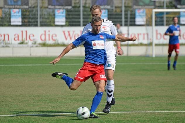 Hambuerg, 25 08 2019, Kicking with heart 2019 in the stadium Hoheluft Micky Beisenherz blue is a step faster than his opponent from the placebo Kickers Kicking with heart the celebrity team Hamburg Allstars against a doctor selection Placebo Kicker , Hamburg Hoheluft Hamburg Germany