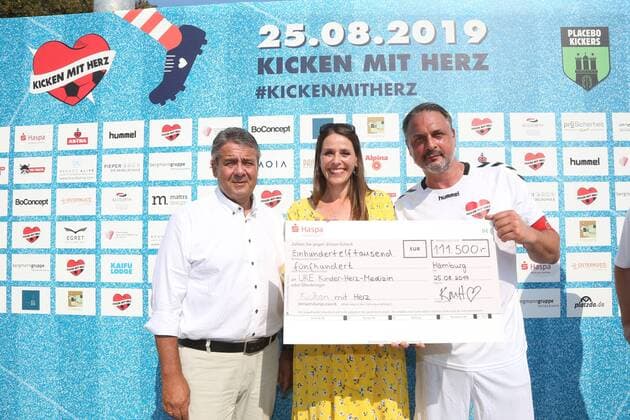 Hamburg Sigmar Gabriel Dorit Otto and childrens cardiologist Tom Mir at the charity football event Kicken mit Herz at the sports field SC Victoria Hoheluft Stadium in Hamburg on 25 8 2019