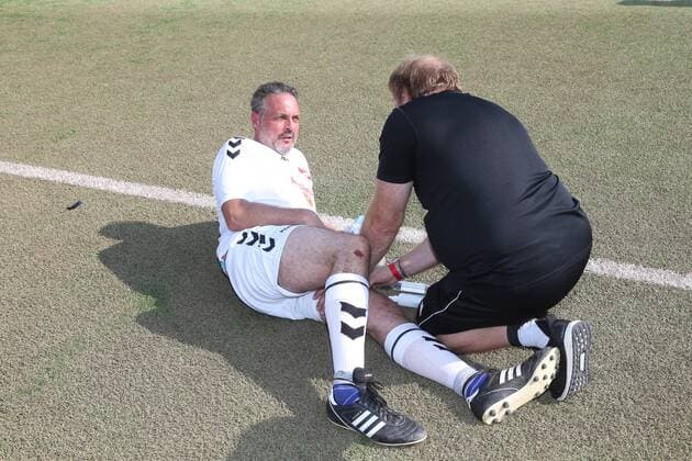 Hamburg pediatric cardiologist Tom Mir had to be treated because of a painful muscle hardening Charity football event Kicking with heart at the sports field SC Victoria Hoheluft Stadium in Hamburg on 25 8 2019