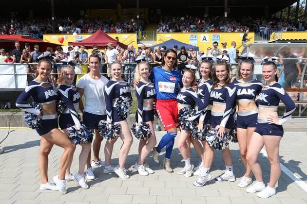 Hamburg Jorge Gonzalez with cheerleaders at the charity football event Kicken mit Herz at the sports field SC Victoria Hoheluft Stadium in Hamburg on 25 8 2019