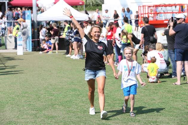 Hamburg Nova Meierhenrich at the running-in with the running-in child Charity football event Kicking with heart at the sports field SC Victoria Hoheluft Stadium in Hamburg on 25 8 2019