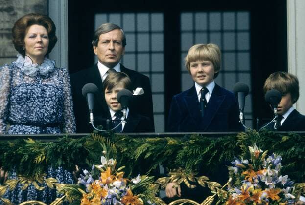 Niederlande, Amsterdam, 30.04.1980 Krönung von Prinzessin Beatrix der Niederlande zur Königin Foto: Königin Beatrix, Ehemann Claus von Amsberg und die drei Söhne Prinz Willem-Alexander (* 1967), Prinz Johan Friso (1968 2013), Prinz Constantijn Krönung von Königin Beatrix *** Netherlands, Amsterdam, 30 04 1980 Coronation of Princess Beatrix of the Netherlands as Queen Photo Queen Beatrix, husband Claus von Amsberg and the three sons Prince Willem Alexander 1967 , Prince Johan Friso 1968 2013 , Prince Constantijn Coronation of Queen Beatrix