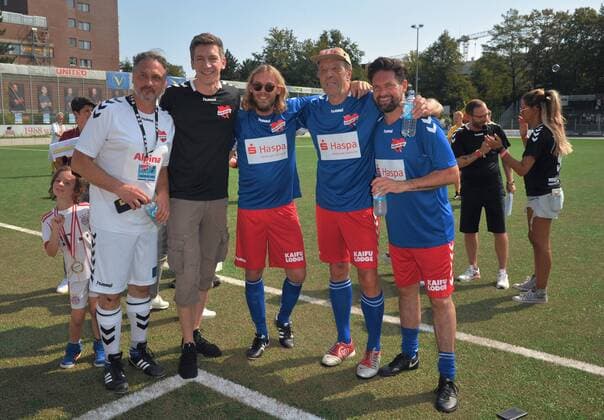 Prof Dr med Thomas Mir, Steffen Hallaschka, Ingo Pohlmann, Rolf Fuhrmann and Kai Schwarz Benefit football game KICKEN WITH HEART, the duel between celebrities and doctors for a good cause in the stadium Hoheluft SC Victoria Hamburg Hamburg, 25 08 2019 Please caption IMAGO Michael Wigglesworth