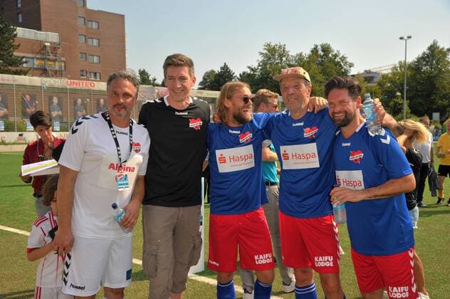 Prof Dr med Thomas Mir, Steffen Hallaschka, Ingo Pohlmann, Rolf Fuhrmann and Kai Schwarz Benefit football game KICKEN WITH HEART, the duel between celebrities and doctors for a good cause in the stadium Hoheluft SC Victoria Hamburg Hamburg, 25 08 2019 Please caption IMAGO Michael Wigglesworth