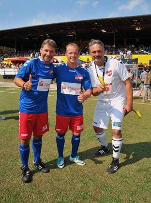 Patrick Bach, Fabian Hambüchen and Prof Dr med Thomas Mir Benefit Football game KICKEN WITH HEART, the duel between celebrities and doctors for a good cause in the stadium Hoheluft SC Victoria Hamburg Hamburg, 25 08 2019 Please caption IMAGO Michael Wigglesworth