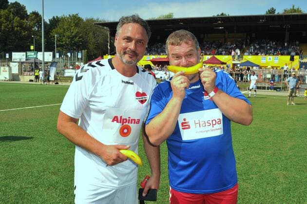 Prof Dr med Thomas Mir and Elton Benefit Football game KICKEN WITH HEART, the duel between celebrities and doctors for a good cause in the stadium Hoheluft SC Victoria Hamburg Hamburg, 25 08 2019 Please caption IMAGO Michael Wigglesworth