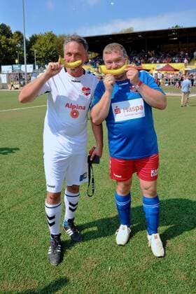 Prof Dr med Thomas Mir and Elton Benefit Football game KICKEN WITH HEART, the duel between celebrities and doctors for a good cause in the stadium Hoheluft SC Victoria Hamburg Hamburg, 25 08 2019 Please caption IMAGO Michael Wigglesworth