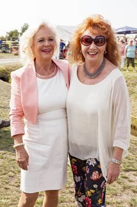 Dorit Gäbler und Regina Thoss in der MyTVPlus-Schlagershow beim Heidefest Nochten 2019 im Lausitzer Findlingspark. Nochten, 25.08.2019 *** Dorit Gäbler and Regina Thoss in the MyTVPlus Schlagershow at the Heidefest Nochten 2019 in the Lausitzer Findlingspark Nochten, 25 08 2019 Foto:xM.xWehnertx xFuturexImage