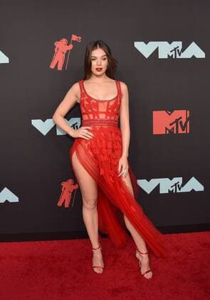 Hailee Steinfeld arrives on the red carpet at the 36th annual MTV Video Music Awards at the Prudential Center in Newark, NJ on Monday, August 26, 2019.  NJP20190826496 SERENAxXU-NING