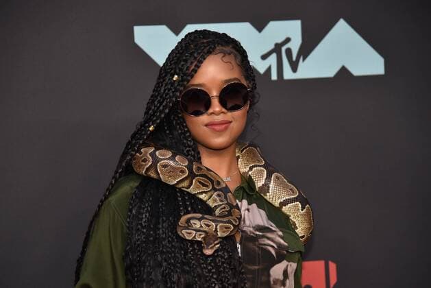 H.E.R. arrives on the red carpet at the 36th annual MTV Video Music Awards at the Prudential Center in Newark, NJ on Monday, August 26, 2019.  NJP20190826475 SERENAxXU-NING