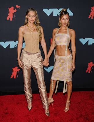 27 August 2019 - Newark, New Jersey - Gigi Hadid, Bella Hadid. 2019 MTV Video Music Awards held at Prudential Center. Photo Credit: Christopher Smith AdMedia 244242 2019-08-26 New Jersey Newark  Copyright: xAdMediax STAR_244242_046