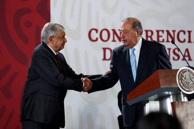 Mexican magnate Carlos Slim (R) and Mexican President Andres Manuel Lopez Obrador speak during a press conference at the National Palace in Mexico City, Mexico, 27 August 2019. Lopez Obrador announced that an agreement was reached with three of the four private companies with which seven gas pipeline contracts were being renegotiated, saving 4.5 billion dollars. Affected companies include TC Energy-TransCanada and Mexican companies IEnova, Fermaca and Carso Energy, an industrial conglomerate owned by Slim. Mexico reaches agreement in renegotiation of gas pipeline contracts !ACHTUNG: NUR REDAKTIONELLE NUTZUNG!  Copyright: xJosexMendezx MEX1301 20190827-637025173280011292