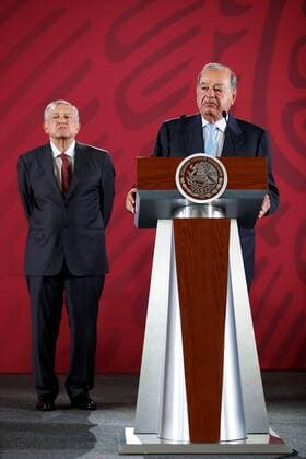 Mexican magnate Carlos Slim (R) and Mexican President Andres Manuel Lopez Obrador speak during a press conference at the National Palace in Mexico City, Mexico, 27 August 2019. Lopez Obrador announced that an agreement was reached with three of the four private companies with which seven gas pipeline contracts were being renegotiated, saving 4.5 billion dollars. Affected companies include TC Energy-TransCanada and Mexican companies IEnova, Fermaca and Carso Energy, an industrial conglomerate owned by Slim. Mexico reaches agreement in renegotiation of gas pipeline contracts !ACHTUNG: NUR REDAKTIONELLE NUTZUNG!  Copyright: xJosexMendezx MEX1299 20190827-637025173300167375