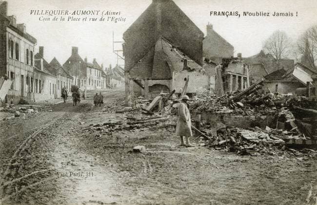 Ruins of the city of Villequier Aumont Postcard representing the ruins of the city of Villequier Aumont (Aisne) after the WWI bombings: Place and rue de l Eglise. 1918 Copyright: xPhoto12 CollectionxBernardxCrochetx CRO18A00_105