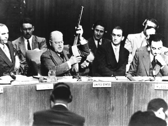 Korean War: meeting of the U.N. Security Council. Meeting of the U.N. Security Council. Warren Austin, the American delegate, is giving proof that the U.S.S.R. was supplying arms to an enemy of the United Nations. Machine gun captured from the Sino-Koreans in July 1950 by U.N. soldiers. September 1950 Korean War National Archives - Washington Copyright: xPhoto12 ArchivesxSnarkx DFS09A04_297