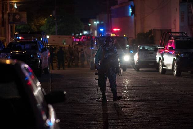 Mexiko, Tote nach einem Feuer in einem Nachtclub in Coatzacoalcos Agents from the National Guard on watch at the entrance to the bar Caballo Blanco in Cotzacoalcos, Mexico, where 23 people died and 13 others were injured in a fire caused by an alleged attack with molotov cocktails late 27 August 2019. Authorities are investigating the causes of the fire to confirm it was caused by an attack. 23 dead in bar attack !ACHTUNG: NUR REDAKTIONELLE NUTZUNG!  Copyright: xAngelxHernandezx GRAF2204 20190828-637025838937618159