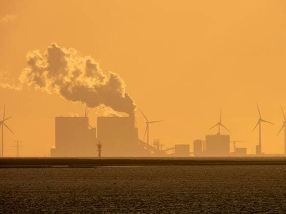 IMAGO Nature: Unsere Erde, Umweltverträgliche Herausforderungen des 21. Jahrhunderts, Co2 hollaendische Energieerzeugung im Eemshaven im Abendlicht, Deutschland, Niedersachsen, Ostfriesland, Norddeich dutch energy production in Eemshaven in dusk, Germany, Lower Saxony, East Frisia, Norddeich BLWS542996 Copyright: xblickwinkel H.xBaesemannx