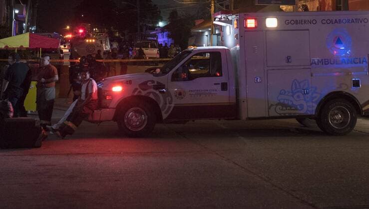 Mexiko, Tote nach einem Feuer in einem Nachtclub in Coatzacoalcos (190828) -- COATZACOALCOS, Aug. 28, 2019 (Xinhua) -- An ambulance parks near a nightclub in Coatzacoalcos, Mexico, Aug. 27, 2019. A total of 23 people were killed and some 10 others seriously injured when a nightclub in eastern Mexico was set on fire Tuesday night, local authorities said. (Photo by Angel Hernandez Xinhua) (SPOT NEWS)MEXICO-COATZACOALCOS-NIGHTCLUB-FIRE 