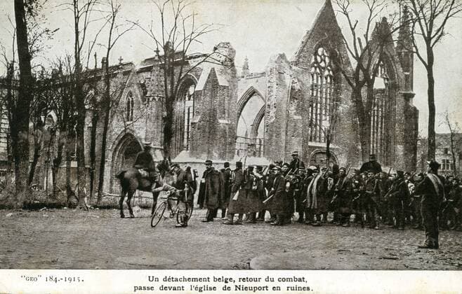 Belgian troops in Nieuwpoort, 1915 Belgian troops coming back from the trenches and crossing the town of Nieuwpoort, which has been destroyed by German bombings. 1915 Copyright: xPhoto12 CollectionxBernardxCrochetx CRO18A00158