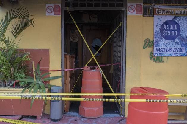 Mexiko, Tote nach einem Feuer in einem Nachtclub in Coatzacoalcos (190828) -- COATZACOALCOS (MEXICO), Aug. 28, 2019 (Xinhua) -- The nightclub is cordoned off after it was set on fire in Coatzacoalcos, Mexico, on Aug. 28, 2019. The death toll has reached 26 after a bar was set on fire in eastern Mexico, the state prosecutor general s office said on Wednesday. (Photo by Angel Hernandez Xinhua) MEXICO-COATZACOALCOS-NIGHTCLUB-FIRE 