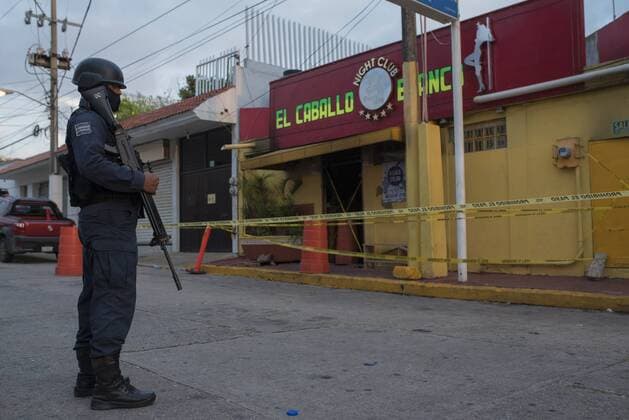 Mexiko, Tote nach einem Feuer in einem Nachtclub in Coatzacoalcos (190828) -- COATZACOALCOS (MEXICO), Aug. 28, 2019 (Xinhua) -- A security member stands guard near a nightclub after it was set on fire in Coatzacoalcos, Mexico, Aug. 28, 2019. The death toll has reached 26 after a bar was set on fire in eastern Mexico, the state prosecutor general s office said on Wednesday. (Photo by Angel Hernandez Xinhua) MEXICO-COATZACOALCOS-NIGHTCLUB-FIRE 