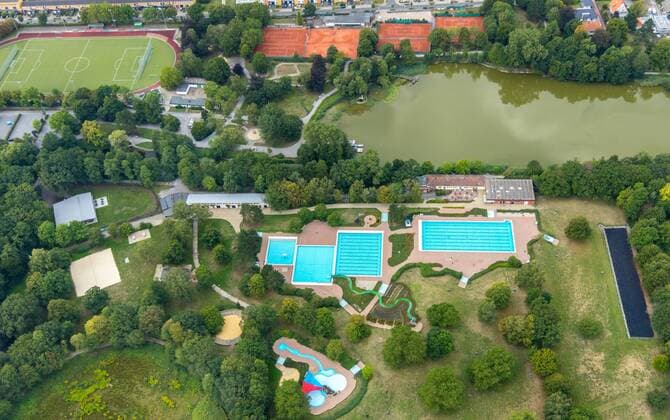 Aerial photo, outdoor swimming pool Cappenberger See, Cappenberger See, sports field Wehrenboldstraße, TuS Westfalia Wethmar, Lünen, North Rhine-Westphalia, Germany ACHTUNGxMINDESTHONORARx60xEURO