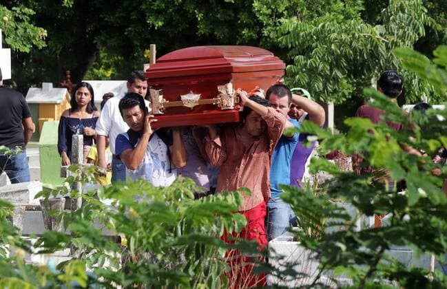 August 29, 2019: EUM20190829SOC12.JPG.COATZACOALCOS, Ver., Violence Violencia-Ataque.- 29 agosto 2019. Aspectos del Panteon Municipal de Coatzacoalcos durante el cortejo funebre de las victimas del ataque armado suscitado en el bar Caballo Blanco, que tuvo lugar el pasado 26 de agosto y por el cual fallecieron por lo menos 29 personas. Foto: Agencia EL UNIVERSAL AFBV  - ZUMAu78_ 20190829_zaf_u78_057 Copyright: xOmarcontrerasx